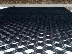 土工格室以其独特的三维网状结构在边坡防护中发挥着重要作用