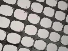 粘焊土工格栅：一种创新性的土工材料